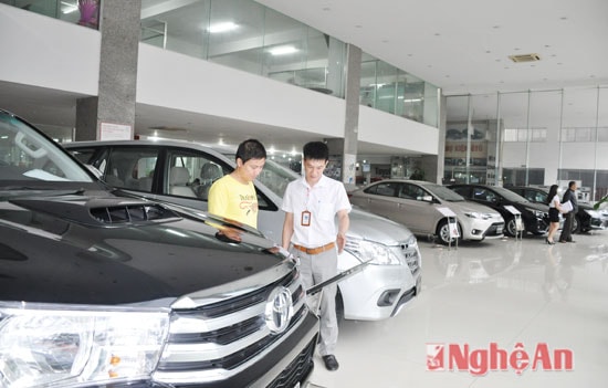 Khách hàng xem xe tại showroom Toyota Vinh
