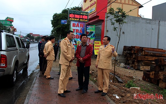 Đoàn công tác đã đi kiểm tra việc thực hiệm đảm bảo ATGT, giải tỏa hành lang tại khu vực thị  xã Hoàng Mai