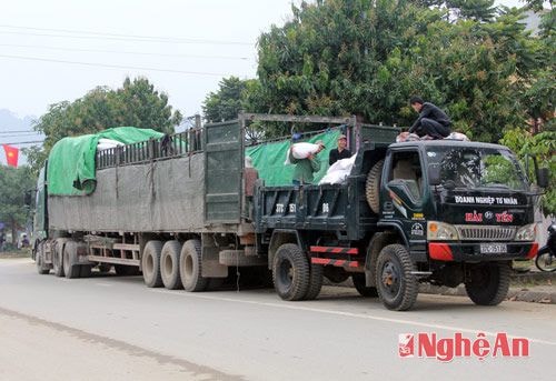 Vì đường sá đi lại khó khăn, đặc biệt, có những khu vực xe to trọng tải không thể vào được, bà con phải “hạ tải” và chuyển xe nhiều lần.