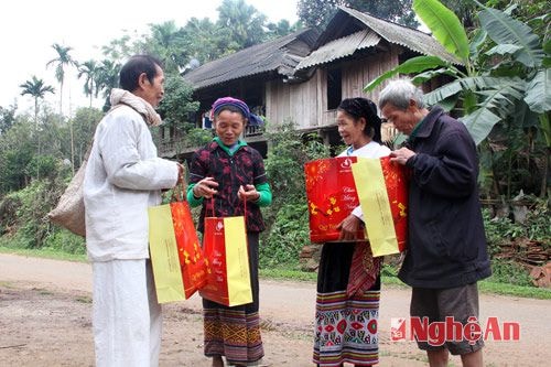 Trong những ngày qua, ngoài việc được nhận gạo, những hộ nghèo của huyện Quế Phong còn được Nhà nước, nhiều tổ chức, cá nhân tặng nhiều phần quà hết sức ý nghĩa. Góp vào niềm vui chung của bà con cả nước, đón một cái tết ý nghĩa.