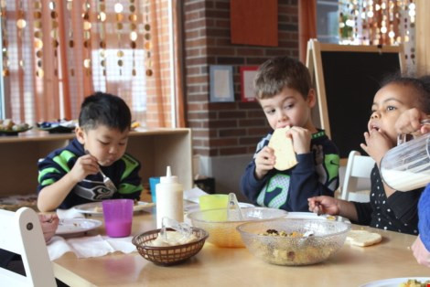 Những đứa trẻ ăn trưa tại trường mẫu giáo Hoa Mai  (Nguồn: Seattle Globalist)