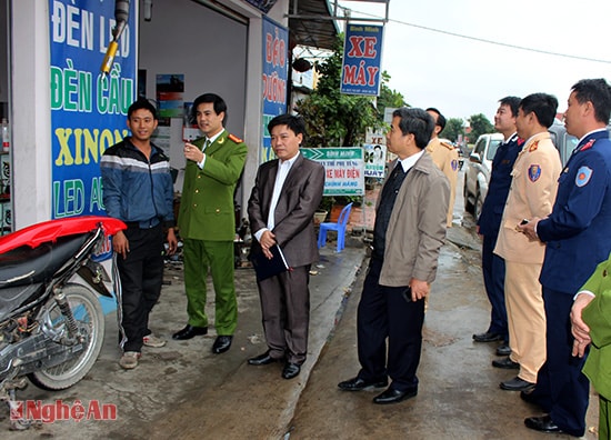 Đoàn kiểm tra thực hiện việc giải tỏa vỉa hè, hành lang ATGT tại thị trấn Cầu Giát, Quỳnh Lưu