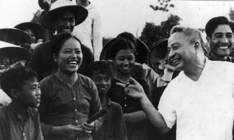 Bộ trưởng Bộ Công an Trần Quốc Hoàn thăm, nói chuyện với nhân dân xã Khánh Nhạc, Yên Khánh, Ninh Bình - đơn vị có phong trào bảo vệ trị an tốt năm 1970