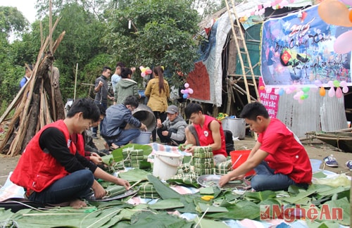 các bạn sinh viên tích cực gói bánh chưng