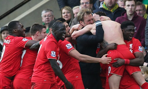 Lallana (cởi áo) nhảy lên ôm HLV Klopp khi ghi bàn quyết định ở phút bù giờ thứ năm. Ảnh: Reuters.