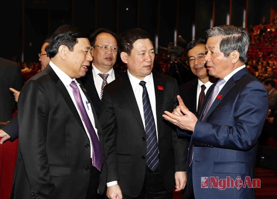 1 Bộ trưởng Bùi Quang Vinh trò chuyện với Đoàn đại biểu Đảng bộ tỉnh Nghệ An - ảnh Võ Văn Thành.