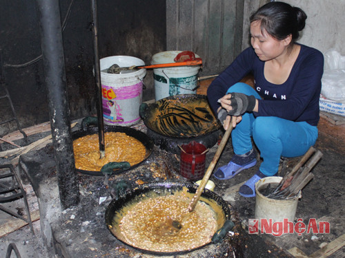 Khâu nấu keok đâỏ đều tay và tỷ lệ mật, lạc, gừng, đường cũng phải được tính toán kỹ.  Theo chủ cơ sở thì đây là kỹ thuật gia truyền không thể tiết lộ.