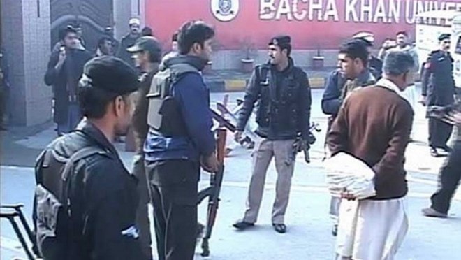 Lực lượng an ninh Pakistan đứng bên ngoài Đại học Bacha Khan. (Nguồn: smh.com.au)