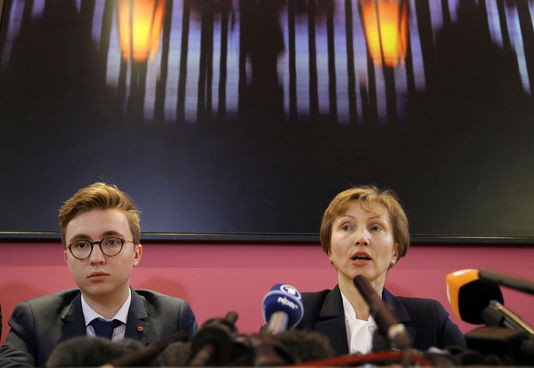 Con trai và vợ của cựu điệp viên Alexandre Litvinenko trong buổi họp báo ngày 21/1/2016, Luân Đôn. Ảnh: AP