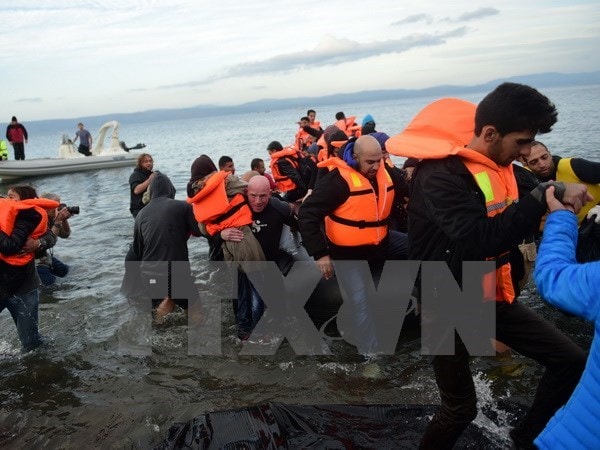 Người di cư vượt biển vào châu Âu. (Nguồn: AFP/TTXVN)
