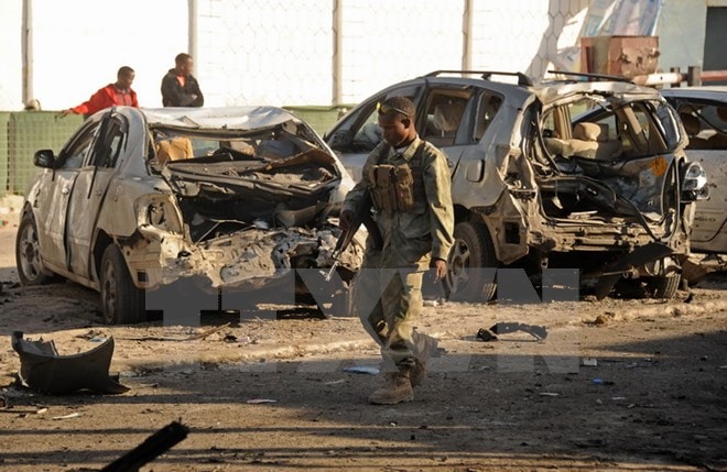 Binh sỹ Somalia điều tra tại hiện trường vụ tấn công ở Lido, Mogadishu ngày 22/1. (Ảnh: AFP/TTXVN)