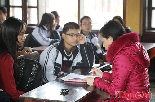 Các tình nguyện viên trao đổi nội dung hoạt động với cô giáo ở làng trẻ