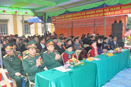 Đại biểu lãnh đạo huyện, các Bà mẹ Việt Nam Anh hùng và các đơn vị quân đội đóng trên địa bàn đến dự lễ