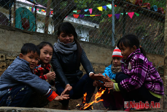 Bên đường, nhiều em nhỏ đã nhóm những đống lửa để ngồi sưởi ấm