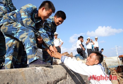 Chúc nhau sức khỏe, mảnh giỏi. Người ở lại chắc táy súng, người về vững bước trên đường đời.