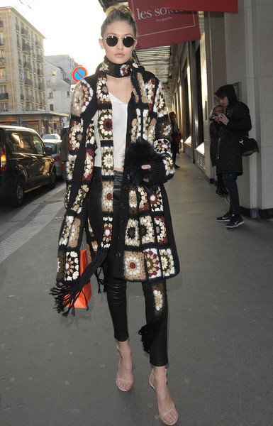 Gigi Hadid ấn tượng ở Paris với áo khoác tua rua mang phong cách boho chic của Rosetta Getty giá 2.800 EUR (gần 70 triệu đồng), phối cùng quần da bó sát.