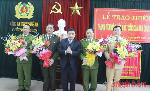 Đồng chí Huỳnh Thanh Điền, Phó Chủ tịch UBND tỉnh trao thưởng cho Ban chuyên án