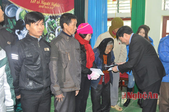 Đại diện đoàn công tác của Tập đoàn Mường Thanh trao tận tay quà cho các hộ nghèo