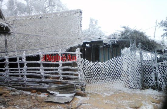 Tuyết rơi dày, các hoạt động sản xuất bị ngưng trệ, các gia đình người Mông đều đóng kín cửa.