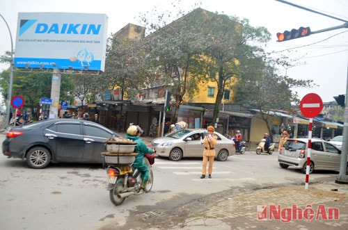 Tuy nhiên, nhiều người tham gia giao thông không để ý vẫn chạy ngược chiều vào đường Đinh CôngTráng.