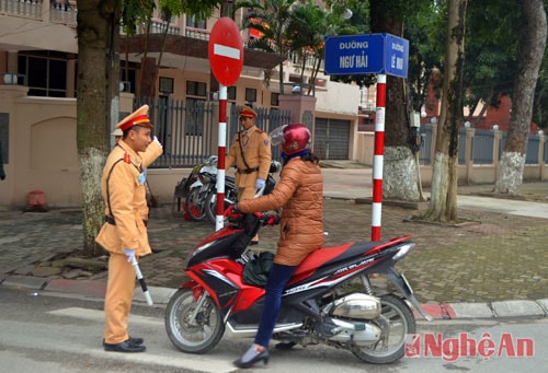 Tại điểm giao nhau đường Lê Mao và Ngư Hải, cán bộ, chiến sỹ Cảnh sát giao thông TP Vinh đã túc trực và nhắc nhở người dân đi đúng quy định.