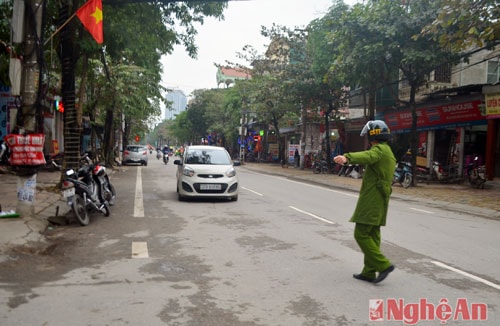 Nhiều người tham gia giao thông không nắm được quy định nên vẫn chạy ngược chiều. Ảnh chụp tại đường Đinh Công Tráng.