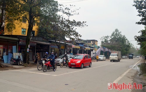 Người dân cũng đề tại tại điểm giao nhau giữa đường Đinh Công Tráng và Quang Trung, cơ quan chức năng cần sơn vẽ thêm khu vực đỗ xe chờ đèn đỏ ở phần còn lại của đường Đinh Công Tráng vì nay đường nay