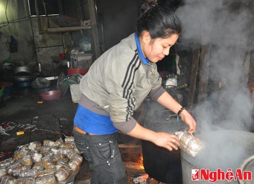 Sản xuất giò ở xóm 7, xã Nghi Phú, Vinh