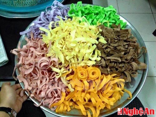 Món mứt dừa với nhiều màu sắc, hương vị khác nhau