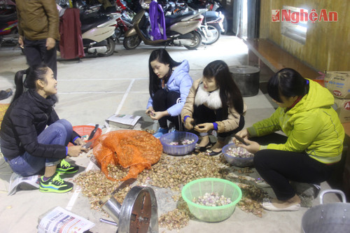 Các đoàn viên thanh niên nữ đảm nhận bóc hành làm nhân bánh.