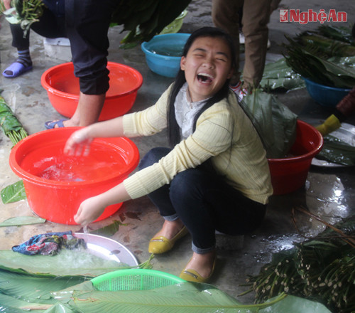 Dù trời giá rét, rửa lá dong bằng nước máy tay chân cóng buốt nhưng nụ cười luôn nở trên môi các đoàn viên thanh niên.