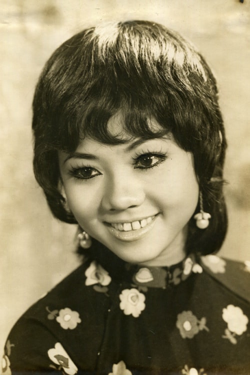 Nghệ sĩ sân khấu Bạch Lê. Bà sinh năm 1951, là con gái của Nghệ sĩ Nhân dân Thành Tôn và là chị gái của Nghệ sĩ Ưu tú Thành Lộc.