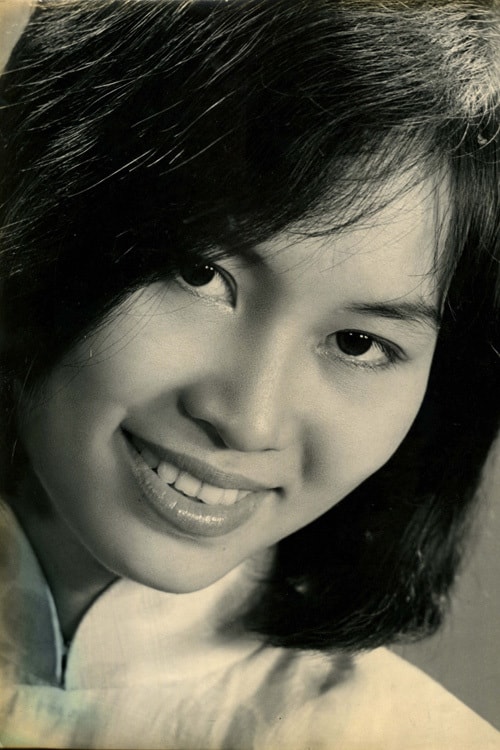 Ca sĩ Hà Thanh (1937 - 2014). Bà là ca sĩ Việt Nam thành danh ở Sài Gòn trước năm 1965. Thi sĩ Bùi Giáng từng làm thơ và viết sách ca ngợi nhan sắc của bà.
