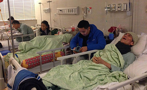 Các cụ già đang điều trị tại Bệnh viện Lão khoa Trung ương, chủ yếu bệnh liên quan tim mạch do trời lạnh. Ảnh: Lê Nga.