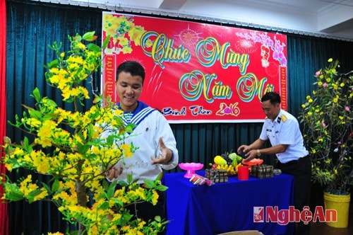 Trang trí hội trường đón tết cho đảo.
