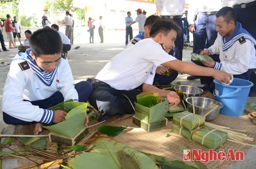 Tham gia hội thi gói bánh chưng cho đơn vị mình