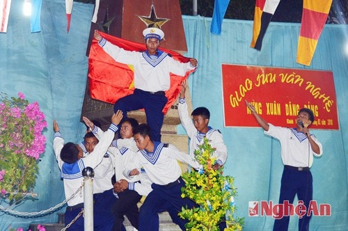 Trình diễn những lời ca, tiếng hát, điệu múa mừng Đảng, mừng Xuân.