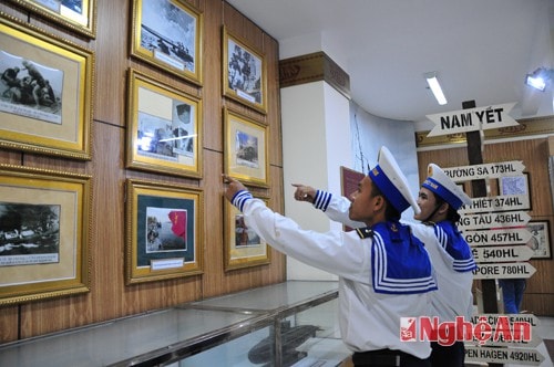 Thăm phòng truyền thống của đơn vị, nơi mình đã trở thành một phần của lịch sử.