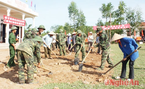 Cùng với nhiệm vụ huấn luyện, sẵn sàng chiến đấu, lữ đoàn thường xuyên có các hoạt động giúp dân, kịp thời có mặt ở những điể xung yếu để làm tốt công tác cứu hộ, cứu nạn. Trong ảnh, chiến sĩ lữ đoàn giúp dân xây dựng công trình nông thôn mới ở xã Quỳnh Châu, huyện Quỳnh Lưu.