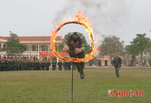 Chiến sĩ lữ đoàn xe tăng luyện tập băng qua vòng lửa.