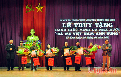 Lãnh đạo Thành phố Vinh thừa ủy quyền của Chủ tịch nước trao tặng danh hiệu Bà Mẹ Việt Nam anh hùng cho thân nhân các mẹ. 