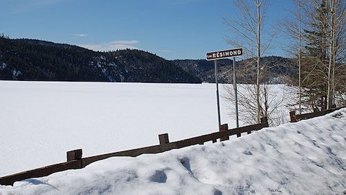 Một con đường phủ đầy tuyết ở Saguenay. Ảnh: Flickr.