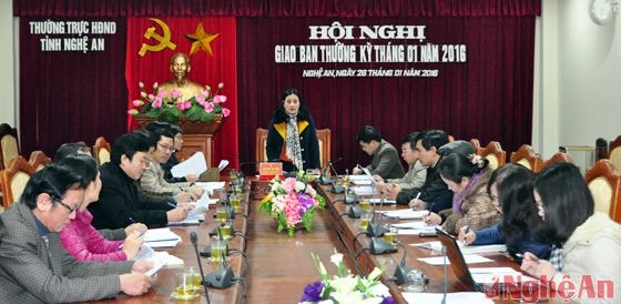 Đồng chí Cao Thị Hiền - Ủy viên Ban Thường vụ Tỉnh ủy, Phó Chủ tịch HĐND tỉnh trao tặng Giấy khen cho 4 tập thể đạt danh hiệu Trong sạch Vững mạnh tiêu biểu và 6 đảng viên Xuất sắc tiêu biểu năm 2015