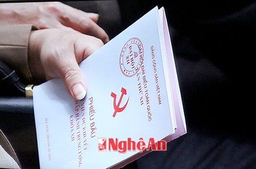 Các đại biểu chuẩn bị phiếu bầu.