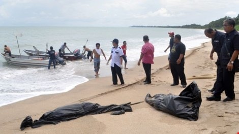 Thi thể nạn nhân vụ được tàu cứu hộ đưa vào bờ trong một vụ chìm tàu ở nước này. Nguồn: Interet