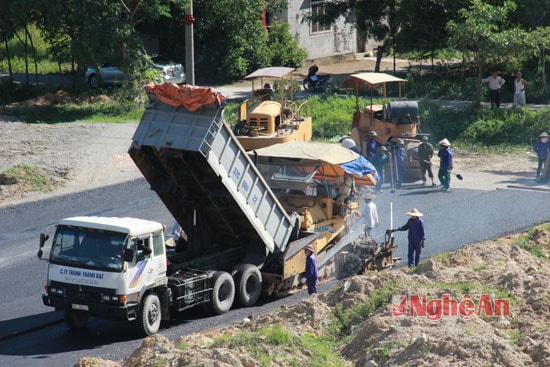 Thi công đường 72m đoạn qua phường Hà Huy Tập - TP Vinh.