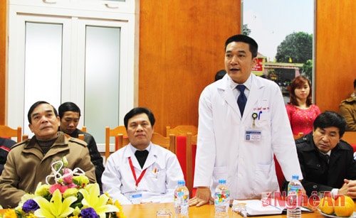Bác sỹ Quế Anh Trâm - Phụ trách phòng khám ngoại trú người lớn Bệnh viện Hữu nghị Đa khoa Nghệ An giới thiệu về hoạt động của phòng khám và tình hình bệnh nhân điều trị tại phòng khám trong thời gian qua.