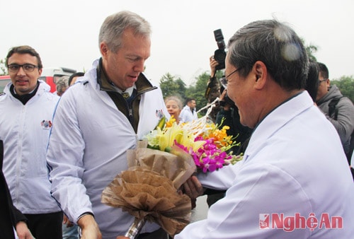 Đại diện lãnh đạo Bệnh viện Hữu nghị Đa khoa Nghệ An tặng hoa chào mừng chuyến thăm của Đại sứ Mỹ Ted Osius.