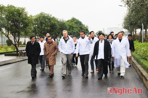 Trước đó, đoàn công tác đã tới thăm nơi khám và điều trị cho các bệnh nhân HIV/AIDS tại Phòng khám ngoại trú, Khoa Bệnh nhiệt đới của Bệnh viện.