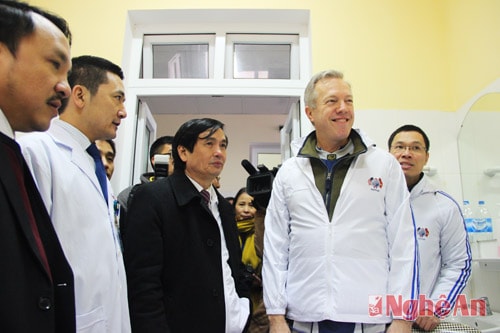 Đoàn công tác nghe giới thiệu về các dịch vụ hỗ trợ sẵn có tại phòng khám. Phòng khám ngoại trú người lớn của Bệnh viện hiện có 15 nhân viên y tế, trung bình mỗi ngày tiếp nhận khám và điều trị 60 bệnh nhân. 